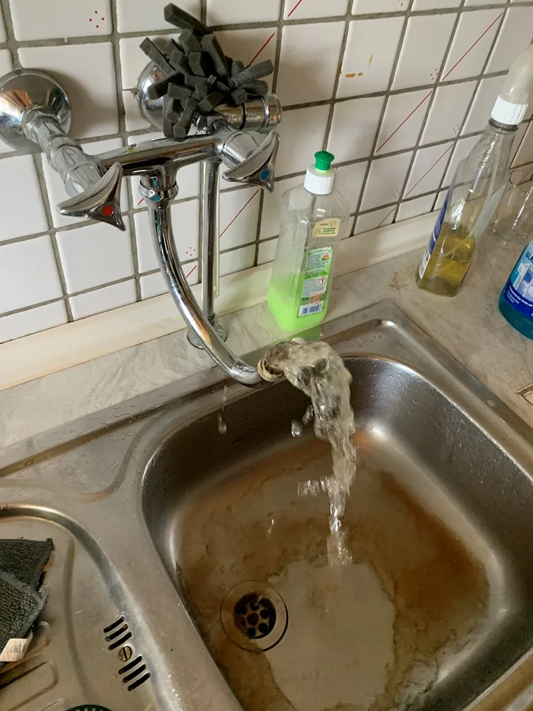 Gebrochene Armatur mit austretendem Wasser